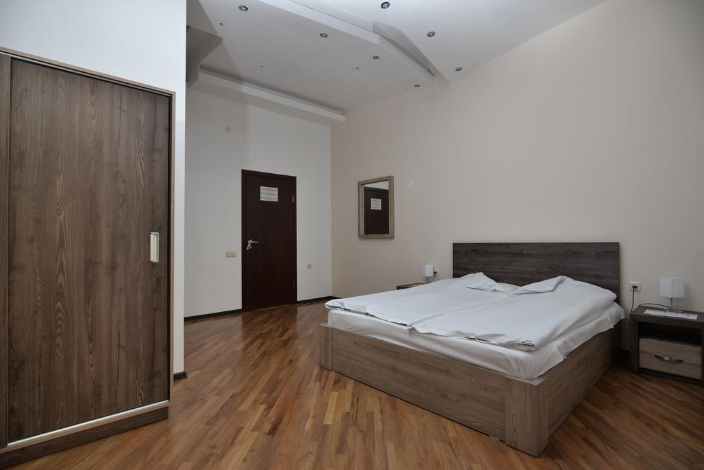 Saryan Hotel Yerevan Exterior photo