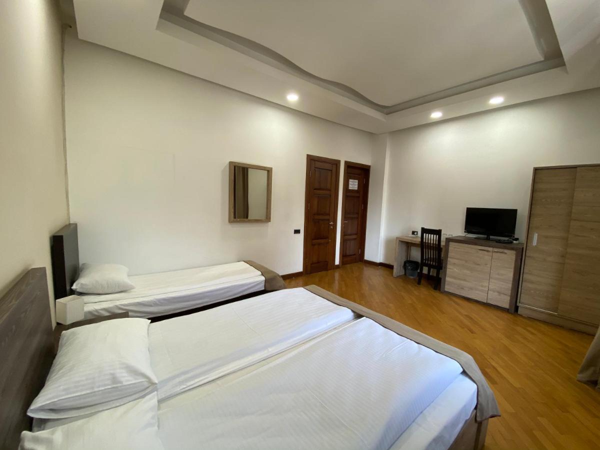 Saryan Hotel Yerevan Exterior photo